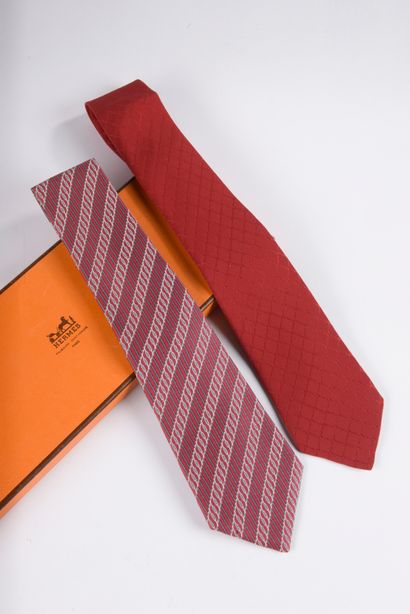null HERMÈS.
Ensemble de deux cravates en soie imprimée dans les tons rouge. 
(Bon...