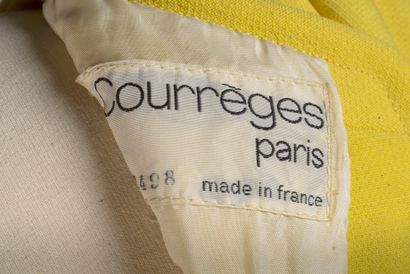 null COURRÈGES PARIS - T. : 0. 
Ensemble de deux robes : 
- Robe droite en coton...