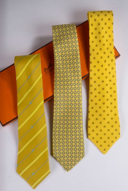 null HERMÈS.
Ensemble de trois cravates en soie imprimée dans les tons jaune. 
(Bon...