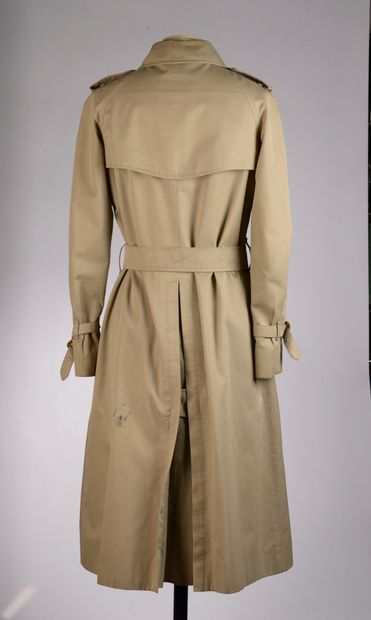 null BURBERRY'S - T. (estimée) : 36/38. 
Trench-coat en gabardine de coton beige,...