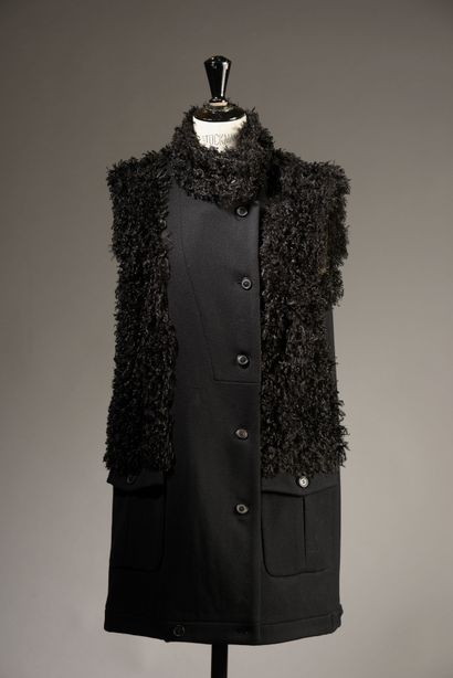 null MARIA LUISA - T. (estimée) : 38.
Manteau en laine noire, rehaussé de fausse...