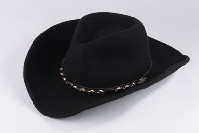 null STETSON. 
Chapeau en laine noire, souligné d'un galon en cuir noir partiellement...