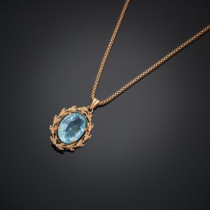 null Pendant in 18k pink gold presenting an oval blue stone, the setting representing...