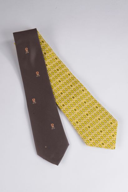 null CHANEL. 
Ensemble de deux cravates en soie imprimée, l'une dans les tons de...