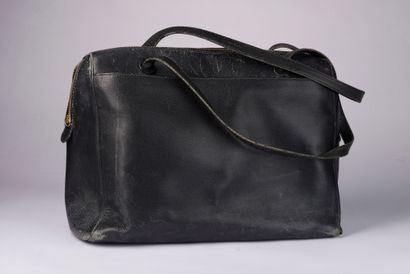 null CHANEL. 
Grand sac en cuir Epsom noir, deux anses pour porter épaule, bijouterie...