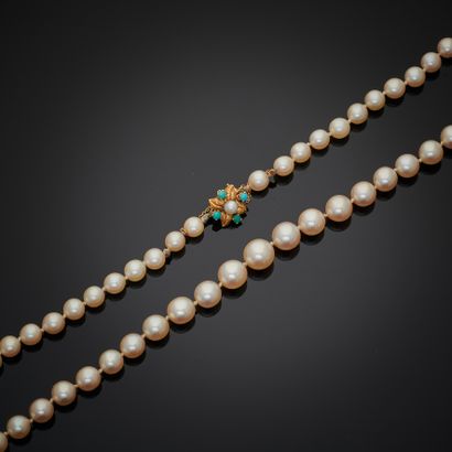 Collier composé d'un rang de perles de culture,...