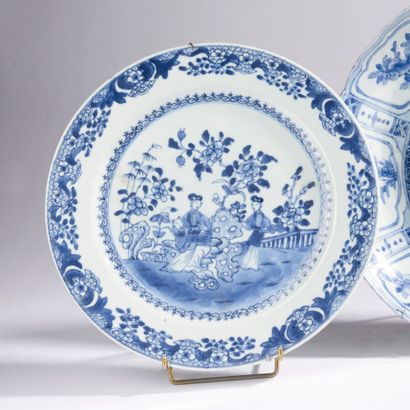 CHINA - 18th century.
Porcelain dish decorated...