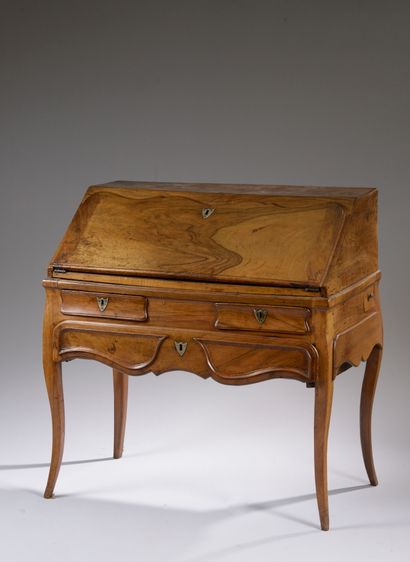 Sloping secretary in molded walnut (accidents...