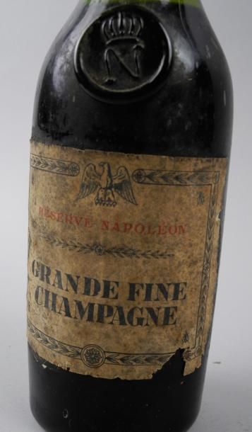 null 1 Bouteille COGNAC "Grande Fine Champagne, Réserve Napoléon" [bouteille très...