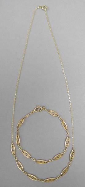 null COLLIER ET BRACELET à maillons navette filigranés en or jaune (usures). Long.:...