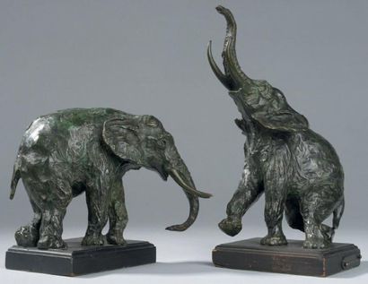 Ary Léon BITTER (Marseille, 1883 - 1973) Deux éléphants formant serre-livres Deux...