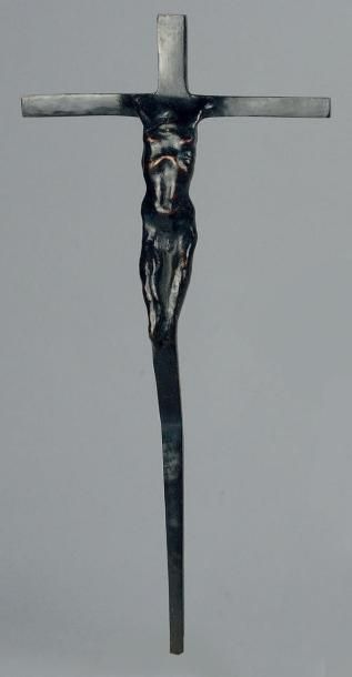 Mauro CORDA (né en 1960 à Lourdes) Crucifix Bronze patiné noir, signé au dos, numéroté...