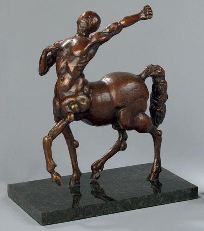 Salvador DALI (Figueras, 1904 - 1989) Centaure bras levé Bronze à patine médaille,...