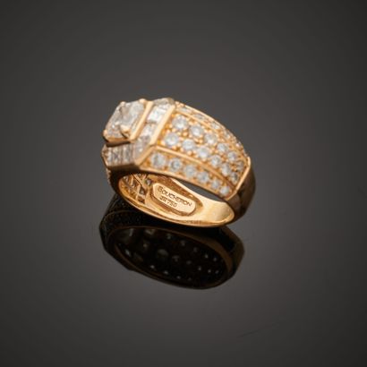 null BOUCHERON.
18k yellow gold ring, featuring a central cut diamond motif with...
