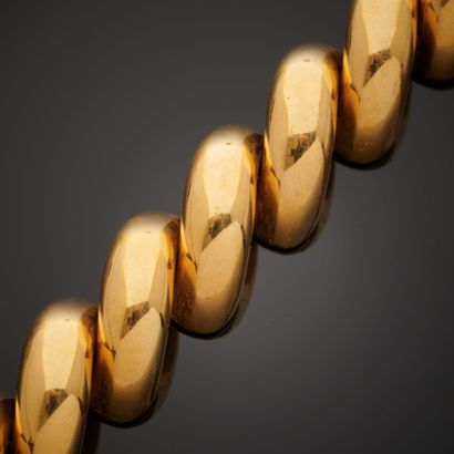 null Important collier en or jaune 18k à larges maillons articulés à motif torsadé,...