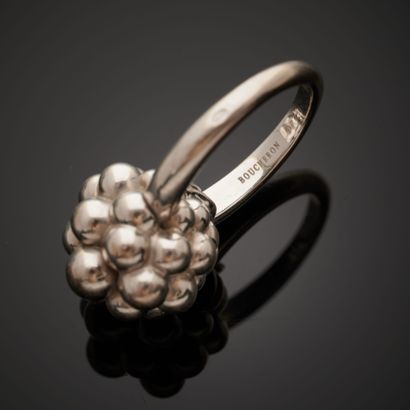 null BOUCHERON "Grains de Mûre".
Bague en or gris 18k figurant une mûre.
Signée et...