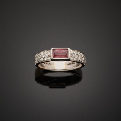 null PIAGET "Possession".
Ring in 18k white gold, modern brilliant-cut diamonds and...