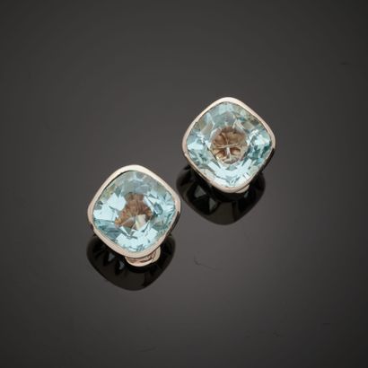 null Pair of ear clips in 18k white gold, each set with a cushion-cut aquamarine...