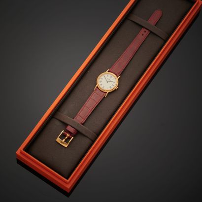 null HERMÈS.
Montre bracelet, boîtier rond en or jaune 18k, cadran crème appliqué...