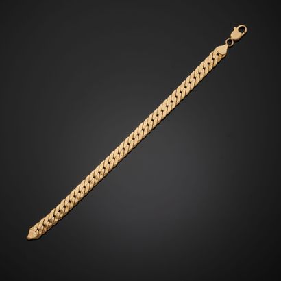 null Bracelet in 18k yellow gold with flat curb chain (slight shocks), the clasp...