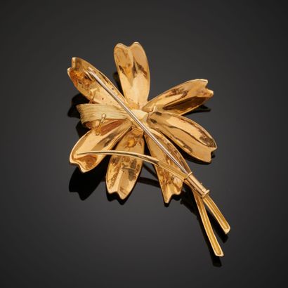 null Broche en or jaune 18k au motif d'une fleur présentant un diamant de taille...
