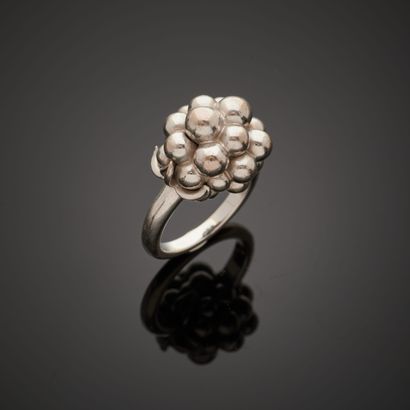 null BOUCHERON "Grains de Mûre".
Ring in 18k white gold featuring a blackberry.
Signed...