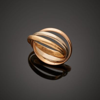 null CARTIER "Trinity".
Ring composed of three intertwined rings in 18k gold.
Signed.
Finger...