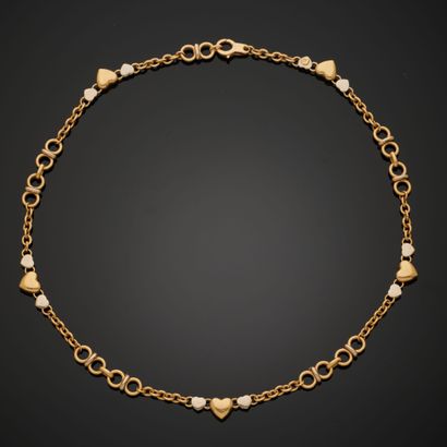 null Collier en or jaune et gris 18k à maille forçat alternée de motifs de cœur,...