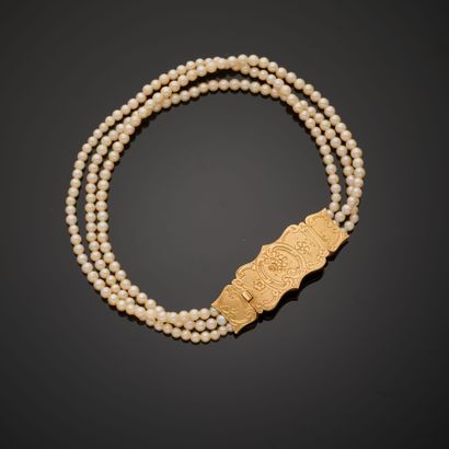 null Bracelet composé de trois rangs de perles probablement fines, le fermoir à cliquet...