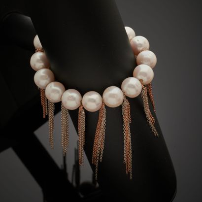 null Bracelet composé d'un rang de perles de culture, alternées de chaînettes à maille...