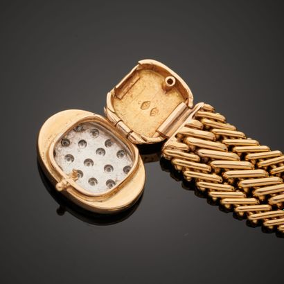 null Bracelet in gold 750 thousandths with three rows of mesh V, the oval clasp with...