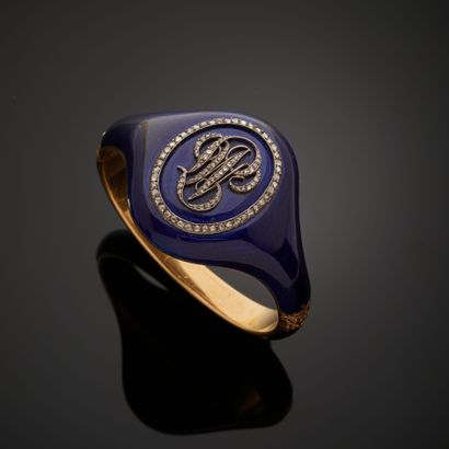 null Bracelet en or jaune 18k, entièrement émaillé bleu roi, présentant un motif...