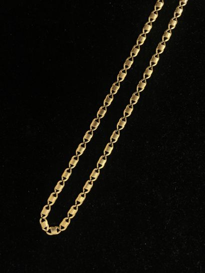 null Collier en or jaune 18k à maille figaro plate, le fermoir à mousqueton. 
Long....