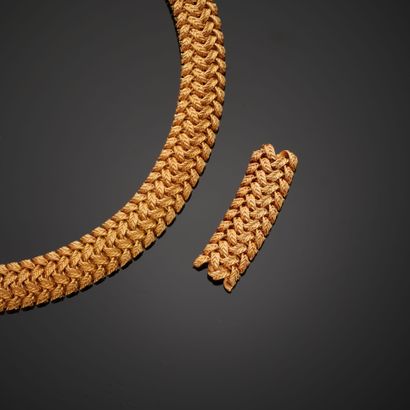 null Necklace in 18k yellow gold with polonaise mesh composed of large ribbons chiseled...