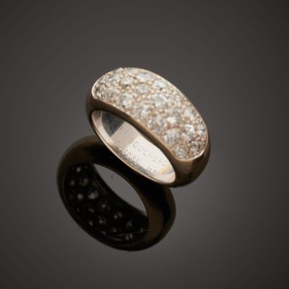null BOUCHERON (setting).
Band ring in 18k white gold set with twenty-two old brilliant-cut...