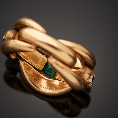 null RENÉ BOIVIN.
Ring in 18k yellow gold, with an articulated forçat chain, centered...
