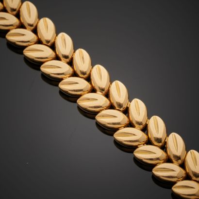 null BOUCHERON.
18k yellow gold bracelet with links simulating stylized leaves, the...
