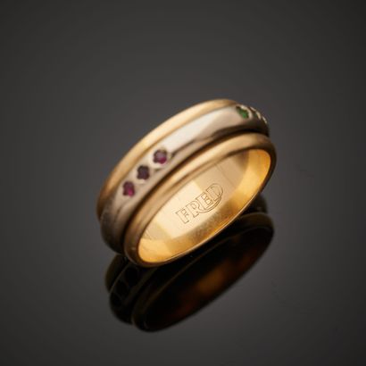 null FRED.
Bague bandeau en or jaune et gris 18k, un anneau central tournant serti...