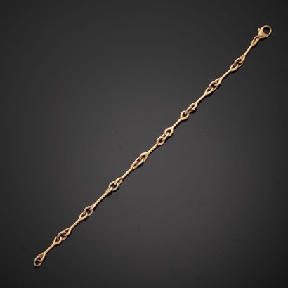 null CARTIER.
18k gold bracelet, alternating grey oval links and long yellow links,...