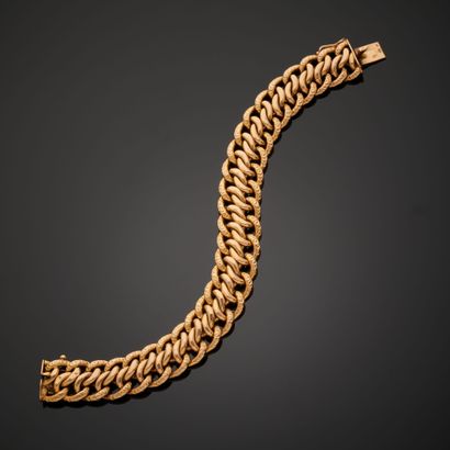 null Bracelet en or rose 18k maille américaine ciselée sur ses contours, le fermoir...