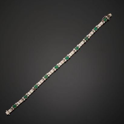 null 18k white gold bracelet alternating links and ten round-cut emeralds set with...