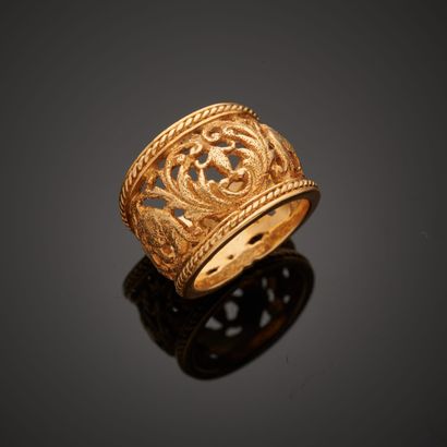null J. YANES.
18k yellow gold ring decorated with openwork foliage and chased foliage.
Signed...