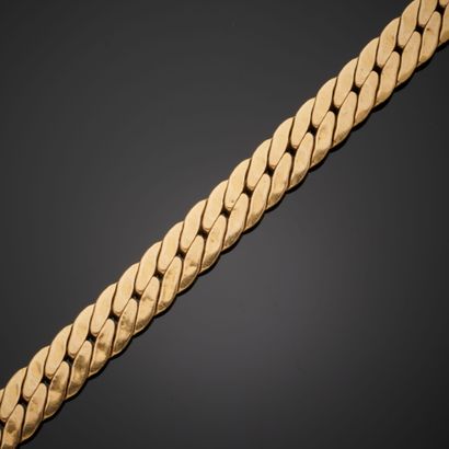 null Bracelet in 18k yellow gold with flat curb chain (slight shocks), the clasp...