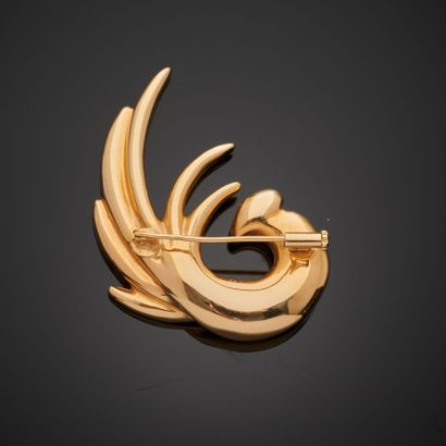 null Brooch in 18k gold, featuring a stylized bird, the clasp with pump. 
Hallmark...
