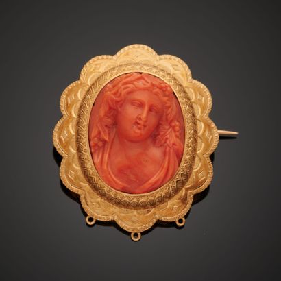 null Oval brooch in 18k yellow gold presenting a cameo on coral carved with a bust...