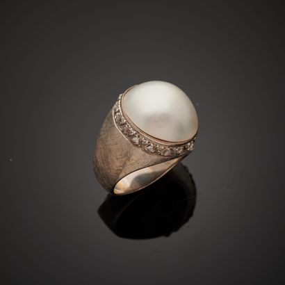 null 18k white gold and 850 thousandth platinum dome ring presenting a mother-of-pearl...