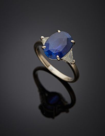 null 18k white gold ring presenting a large oval sapphire of about 5.5 ct, certified...