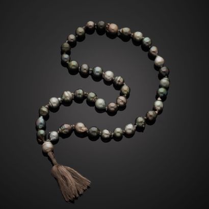 Collier composé de perles de Tahiti baroques...