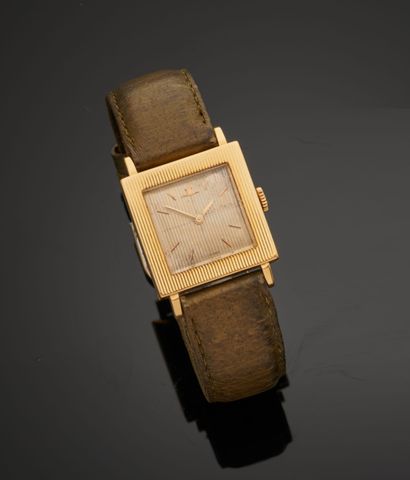 null JAEGER LECOULTRE.
Montre en or jaune 18k, boîtier carré strié, cadran doré strié,...