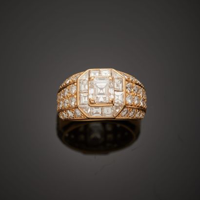 null BOUCHERON.
18k yellow gold ring, featuring a central cut diamond motif with...